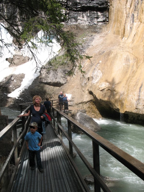 Марина и Коля в Johnston Canyon